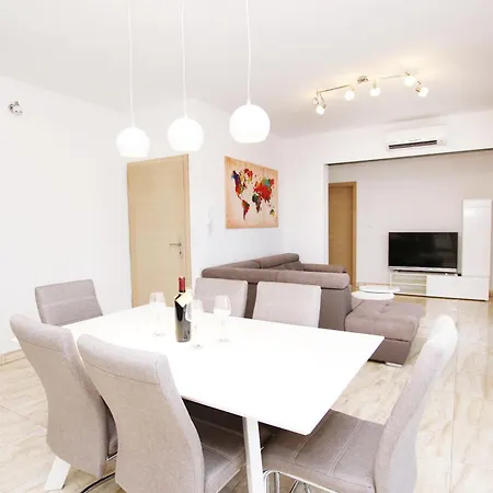 Happy Days Apartment *